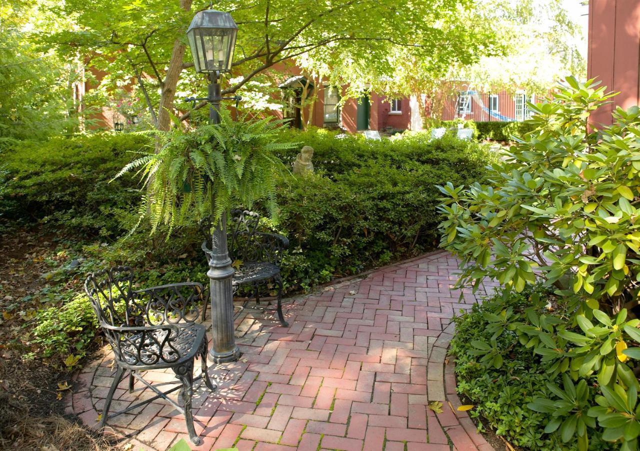 Louisville Bourbon Inn Exteriör bild
